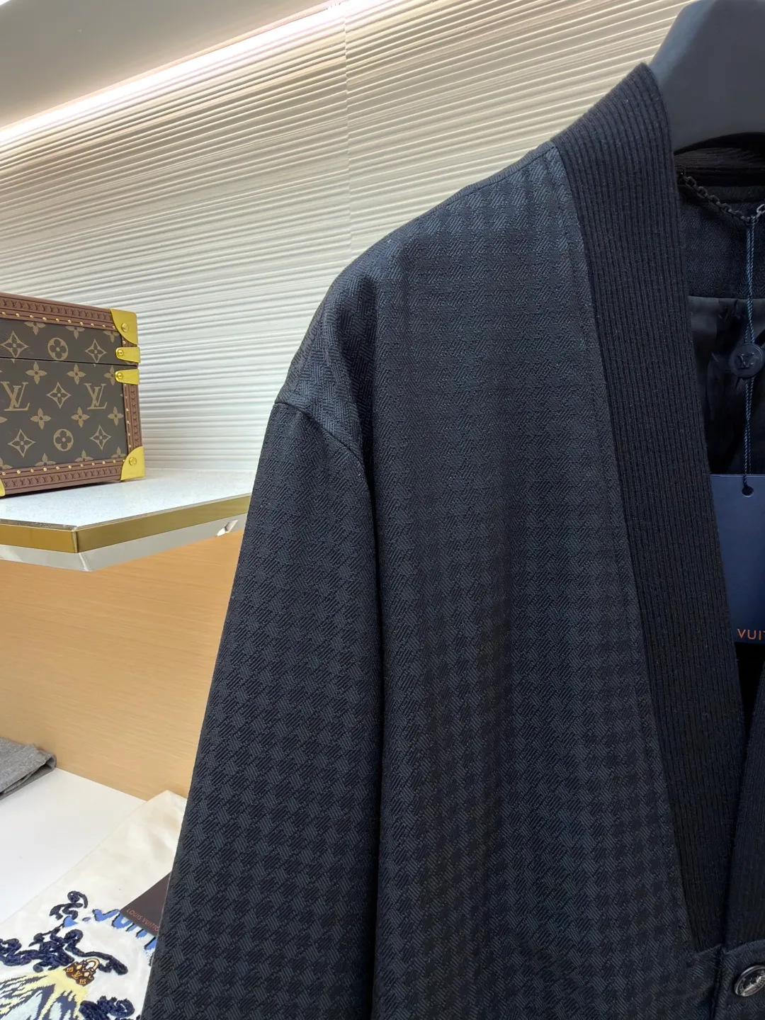 LOUIS VUITTON Sheep Wool Cardigan Tunic Jacket ●Original version: Purchased and developed for 22000 ●Item number: 1681142-C00 ●Fabric: wool blended fabric ●Technology: High-temperature rhinestone production ●Version: Fitted version ●Weight: about 735 grams ●Size: 48-50-52-54 ●Description: 22,000 purchased and developed, 50-count wool blended jacquard fabric, gradient flat machine rib, rayon lining, positioning cutting bed, high-temperature hot drilling, customized 1:1 buttons, customized 1:1 chain, customized 1:1 trademark. The overall wiring is straight and delicate, the fabric is comfortable and soft, and the color is consistent without color difference. It can be matched with the same style to create a fashionable look and control various occasions. Customized accessories, complete with three standards, same style for men and women!